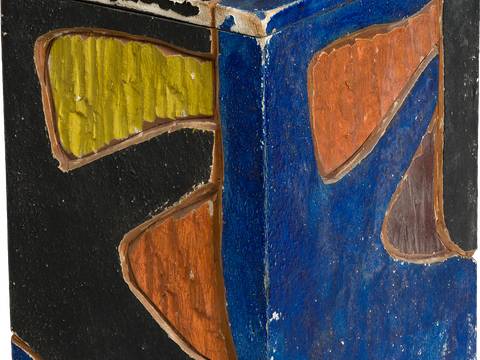 Karl Schmidt-Rottluff, Hochrechteckiger Holzkasten mit farbig gefasstem Relief, 1910/11, Fichte, mit eingeschnittenem Ornament und geschnitzte Flächen, farbig gefasst, Brücke-Museum, Karl und Emy Schmidt-Rottluff Stiftung © VG Bild-Kunst 2026