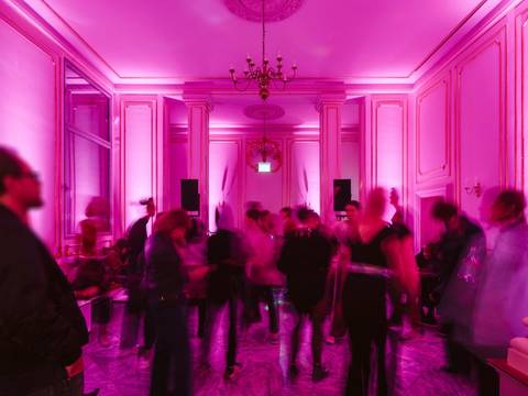 Ausstellung mal anders: Ein langer Museums-Abend mit Live-DJ und Drinks! – Aufnahme während einer Tanzveranstaltung im Salon des Museum Ephraim-Palais