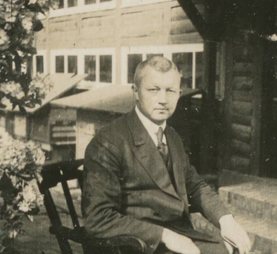 Armbruster im Garten des Dahlemer Instituts für Bienenkunde um 1930