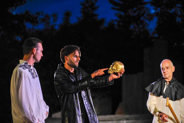 Globe Berlin: Hamlet – Horatio aka Adrian Stowasser_Hamlet aka Benjamin Krüger_Totengräber aka Peter Beck