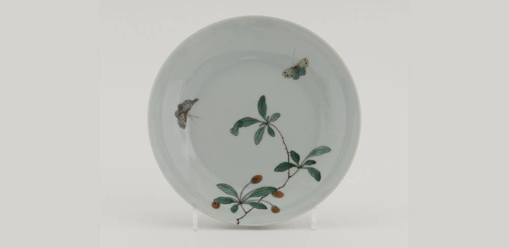 Schale mit Zweigen und Schmetterlingen, China, Jingdezhen, Kaiserliche Werkstätten, wohl frühe bis mittlere Qing-Dynastie, 17./18. Jahrhundert, Porzellan mit Aufglasurmalerei