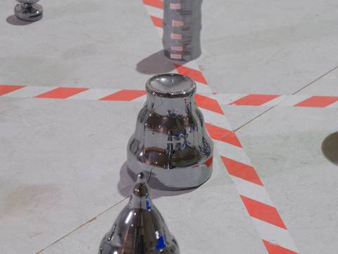 Su Yu Hsin, Particular waters film trilogy, 2026 – Verschiedene Metallformen stehen auf dem Boden, der durch Absperrmarkierungen unterteilt wird