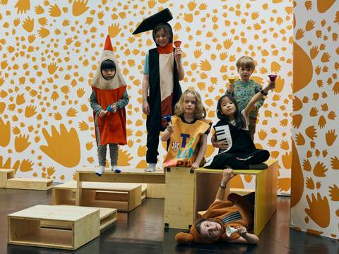 Kinder in Kostümen in TALENTOPIA – Sechs Kinder posieren in Kostümen