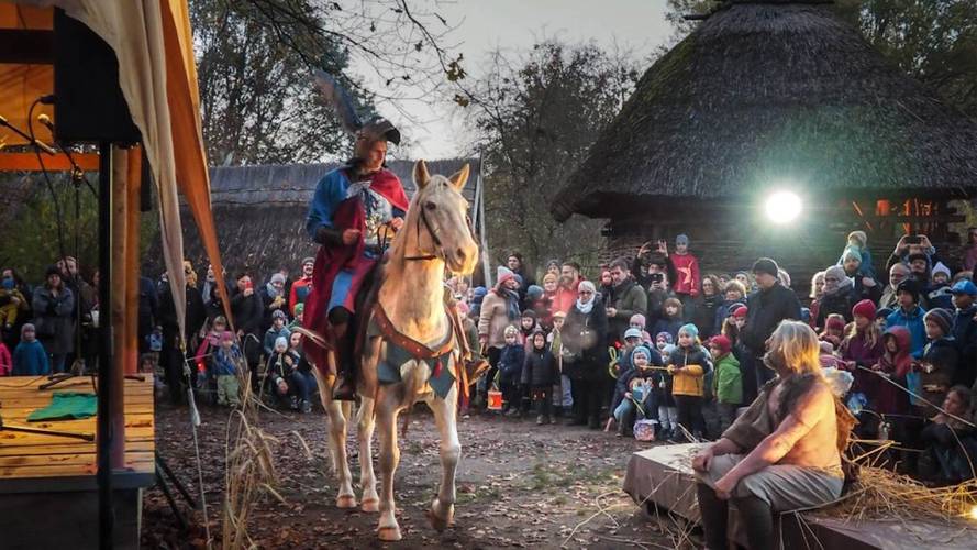 Sankt Martin zu Pferd im Museumsdorf Düppel – Sankt Martin zu Pferd im Museumsdorf Düppel vom Publikum umgeben