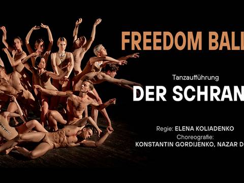  – Tanzgruppe in dynamischer Pose auf dunklem Boden. Text: FREEDOM BALLET, Tanzaufführung DER SCHRANK, Regie: ELENA KOLIADENKO, Choreografie: KONSTANTIN