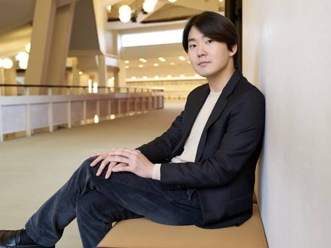  – Seong-Jin Cho sitzt auf einer Bank in der Philharmonie Berlin