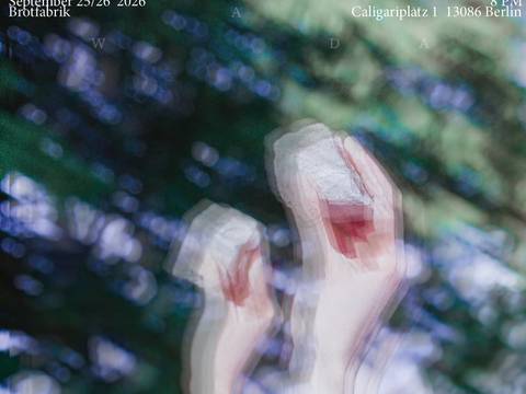  – Verschwommene Hände halten weiße Würfel vor unscharfem Hintergrund; Text: WINDY DAYS, September 25/26 2026, 8 PM, Brotfabrik, Caligariplatz 1, 13086 Berlin.