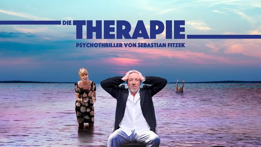Älterer männlich gelesener Mensch kniet im Wasser, haelt den Kopf. Weiblich gelesene Person steht im Wasser. Schrift: DIE THERAPIE PSYCHOTHRILLER VON SEBASTIAN
