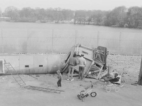 Gefallener Wachturm am Ufer Park Babelsberg