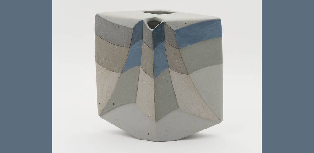 Antje Brüggemann,Vase in quadratischer Form mit optischem Dekor, 2011, Feinsteinzeug, gebaut, eingefärbte Massen
