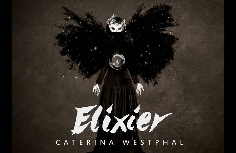 ELIXIER – Person in schwarzem Kleid mit dunklen Flügeln und Maske, hält eine Kugel vor dem Bauch. Text: Elixier CATERINA WESTPHAL.
