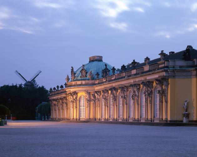 Schloss Sanssouci, Ansicht der Gartenseite von der oberen Terrasse, mit Historischer MühleSchloss Sanssouci, Ansicht der Gartenseite von der oberen Terrasse, mit Historischer Mühle – Schloss Sanssouci, Ansicht der Gartenseite von der oberen Terrasse, mit Historischer Mühle