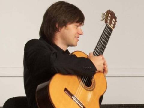 Vitaliy Schall begeistert mit seiner virtuosen und leidenschaftlichen Spielweise. – Ein junger Mann spielt klassische Gitarre.