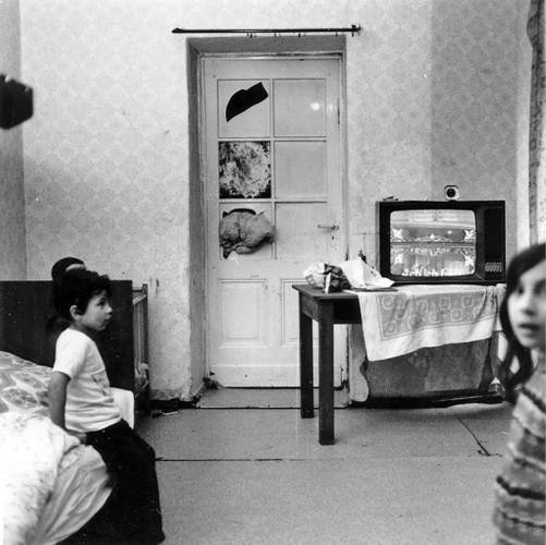 Gastarbeiter – Fremdarbeiter, Berlin, 1974 – Schwarzweißaufnahme aus dem Jahr 1974 das ein Zimmer mit Kindern zeigt