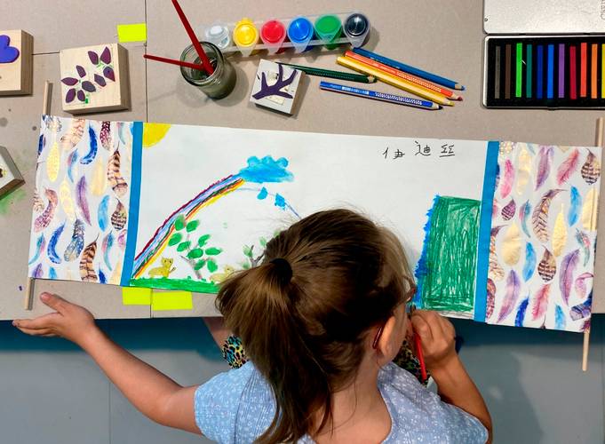 Mädchen im Workshop "Rollbilder, Faltbücher und die Kunst, Geschichten zu erzählen" – Mädchen im Workshop "Rollbilder, Faltbücher und die Kunst, Geschichten zu erzählen"