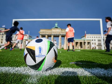 Kinder beim Fußballspielen