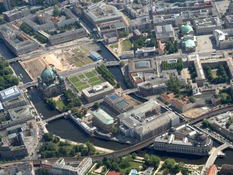 Blick auf die Museumsinsel und die Baustelle auf dem Schlossplatz aus der Vogelperspektive – Blick auf die Museumsinsel und die Baustelle auf dem Schlossplatz aus der Vogelperspektive