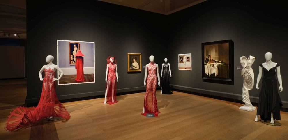 Ausstellungsansicht „Gallery Looks“, Gemäldegalerie 2025, mit Entwürfen von Karen Jessen, Foto von Ralph Mecke sowie Gemälden von Jacob-Ferdinand Voet und Jan Jansz den Uyl d. Ä.