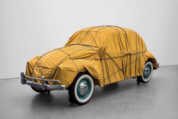 Christo und Jeanne-Claude – Verpackte 1961 Volkswagen Käfer Limousine, 1963-2014, Privatsammlung