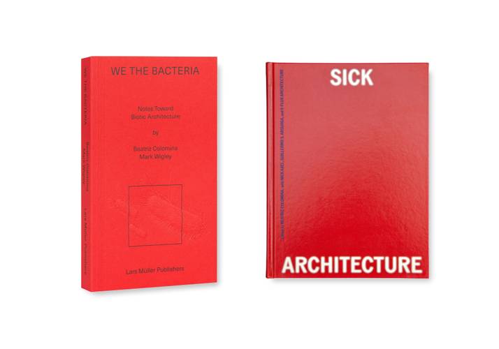 Buchcover „We the Bacteria" und „Sick Architecture" – Zu sehen sind die beiden roten Buch Cover von „We the Bacteria" und „Sick Architecture" vor weißem Hintergrund.