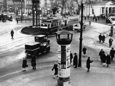 Der Potsdamer Platz 1927. Szene aus "Berlin. Sinfonie der Großstadt" – Der Potsdamer Platz in einem Szenenfoto aus "Berlin. Sinfonie der Großstadt" von 1927.
