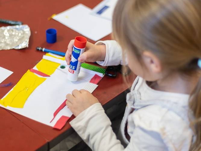 Im Museum beschäftigen sich die Kinder kreativ mit Berlin (Symbolbild). – Ein Kind im Museumslabor während einen Kreativ-Workshops