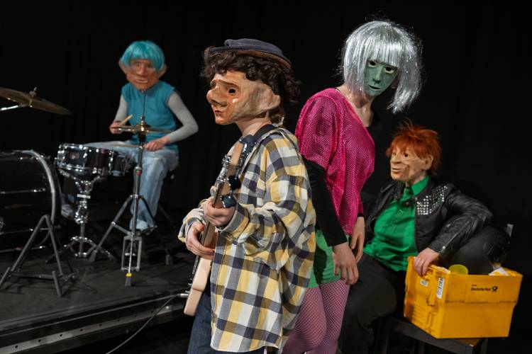 r Nase nach" - TheaterJugendClub Ensemble Angestrahlt