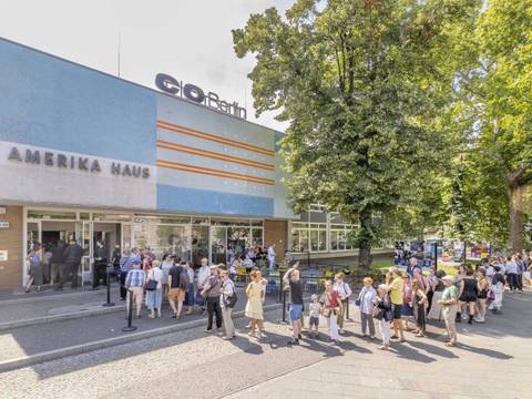 Besucher:innen vor C/O Berlin im Amerika Haus