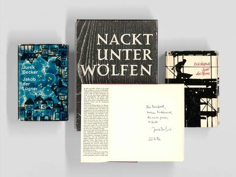 Ausgewählte Bücher aus Nachlassbibliotheken Filmschaffender und Widmung von Jurek Becker an Manfred Krug