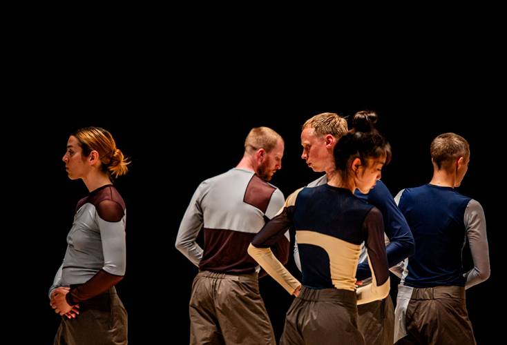 Bazm (Repertoire) 3 – Mehrere Tänzer*innen in Bewegung vor schwarzem Hintergrund