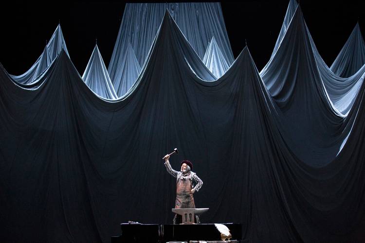 Das Rheingold – Ya-Chung Huang als Mime Bernd Uhlig