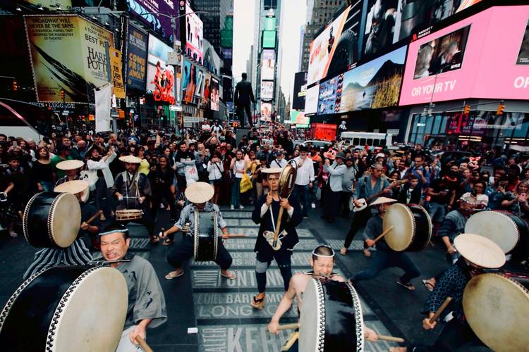Auftritt des japanischen Kollektivs Seppuku Pistols am Times Square in New York – Auftritt des japanischen Kollektivs Seppuku Pistols am Times Square in New York