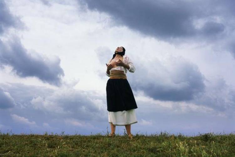 Marina Abramović, Women Massaging Breasts II aus der Serie Balkan Erotic Epic, C-Print, 2005, Serbien