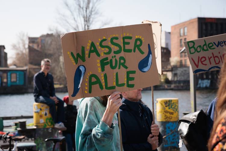 Wasser für Alle: Aktivist*innen auf dem Weltwassertag am 22.3.2025 in Berlin – Aktivist*innen mit Protestschildern an der Spree