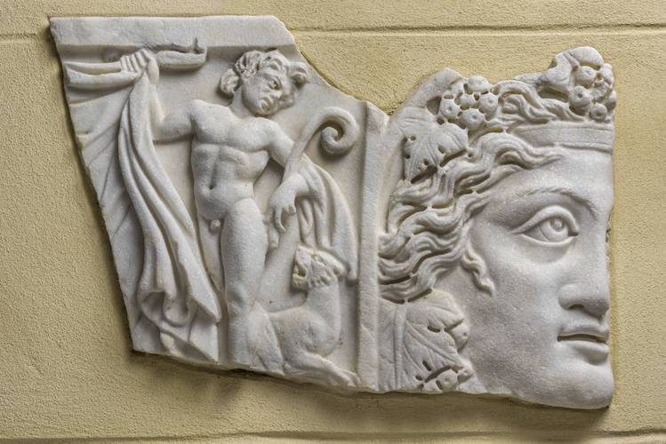 Unbekannter Künstler der Antike: Sarkophagdeckelfragment, Satyr, Maske des Dionysos, Rom, 3. Viertel 3. Jh. (gallienisch), Skulpt.slg. 4966, an der Ostwand der Kleinen Neugierde im Schlossgarten Glienicke – Unbekannter Künstler der Antike: Sarkophagdeckelfragment, Satyr, Maske des Dionysos, Rom, 3. Viertel 3. Jh. (gallienisch), Skulpt.slg. 4966, an der Ostwand der Kleinen Neugierde im Schlossgarten Glienicke