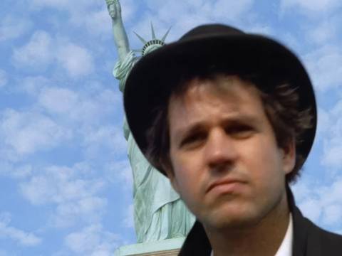 Filmstill aus Deutschland versenken, 9. November 1999: Christoph Schlingensief vor der Freiheitsstatue