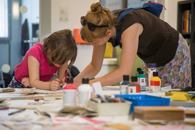 Eine Erwachsene und ein Kind beim gemeinsamen Gestalten. – Eine Frau und ein Mädchen beim gemeinsamen Gestalten.