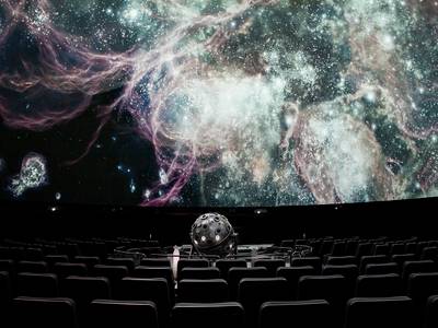  – Sternenprojektor "Zeiss-Universarium" mit Blick über die Sitzreihen ins Universum im Zeiss-Großplanetarium der Stiftung Planetarium Berlin.