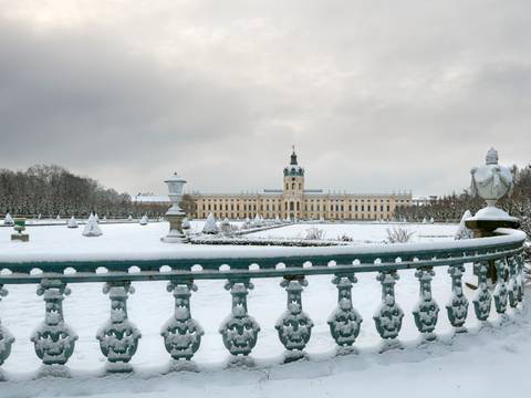 Schloss Charlottenburg – Schloss Charlottenburg, Blick von den Einfriedungen nahe des Karpfenteichs hin zum Schloss im Winter