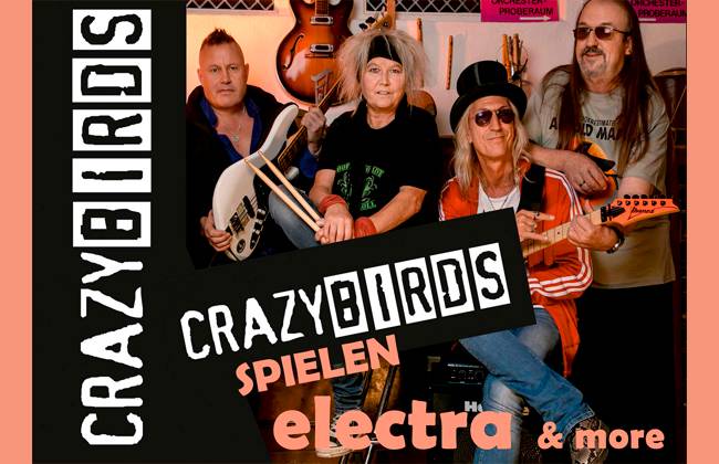 "CRAZY BIRDS" SPIELEN "ELECTRA" - SONGS ORIGINAL! – Vier Personen mit Instrumenten vor Gitarren an der Wand. Text: CRAZYBIRDS CRAZYBIRDS SPIELEN electra & more.