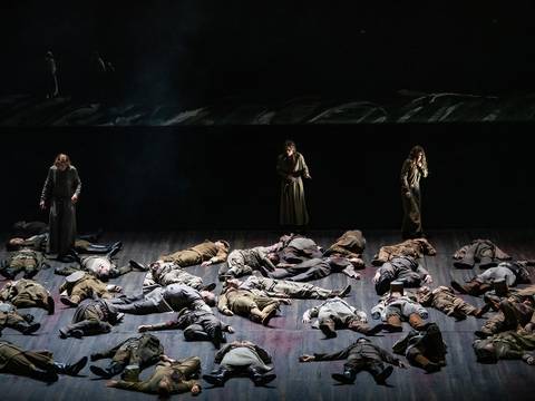 Lohengrin – Eine Szenenimpression aus der inszenierten Ouvertüre.