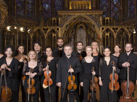  – Gruppenbild der Musiker*innen in einer alten Kirche