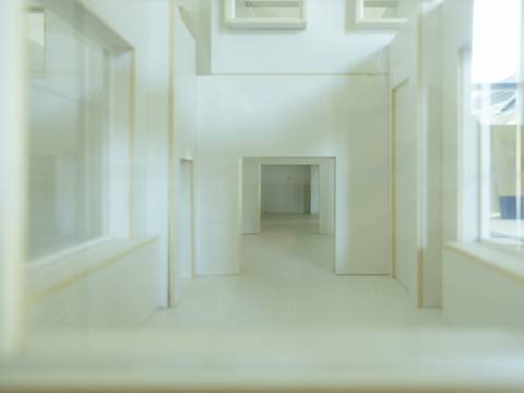 Foto: Luciano Pecoits, 2025 – Modell des Haus am Waldsee aus weißer Pappe