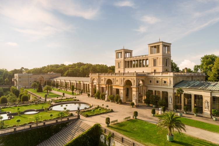 Orangerieschloss im Park Sanssouci – Blick auf das sonnenbeschienene Orangerieschloss mit angelegtem Park davor