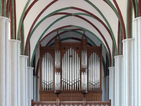 Die Orgelempore im Museum Nikolaikirche – Blick durch den Kirchenrauf mit Kreuzgewölbe auf die Orgelempore
