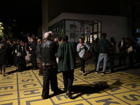  – Foto: Menschen abends auf dem Buchstabenfeld, dem Vorplatz der Berlinischen Galerie.