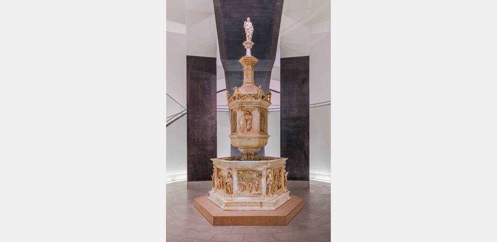 Das Gipsmodell des Taufbeckens kurz nach der Installation im Bode-Museum