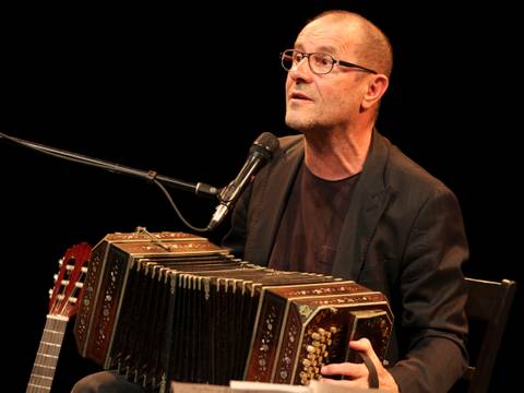 Stephan Krawczyk, deutscher Liedermacher – Stephan Krawczyk mit Akkordeon