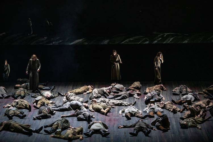 Lohengrin – Eine Szenenimpression aus der inszenierten Ouvertüre.