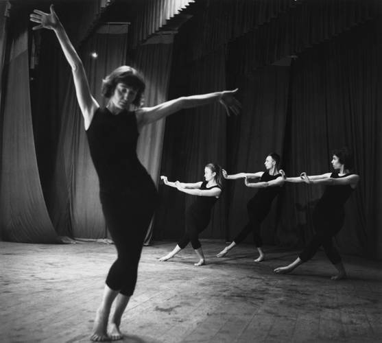 The Chamber Dance Quartet (Ensemble 1) dances "Peacocks" by Noa Eshkol in the Ohel Theater, Tel Aviv. Front: Noa Eshkol. Back (left to right): Naomi Polani, John G. Harries, Miral'e Sharon, 1954-1956 – Photo: T. Brauner